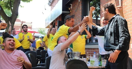 Hinchas de Brasil en Toronto celebran clasificacin a cuartos de final6