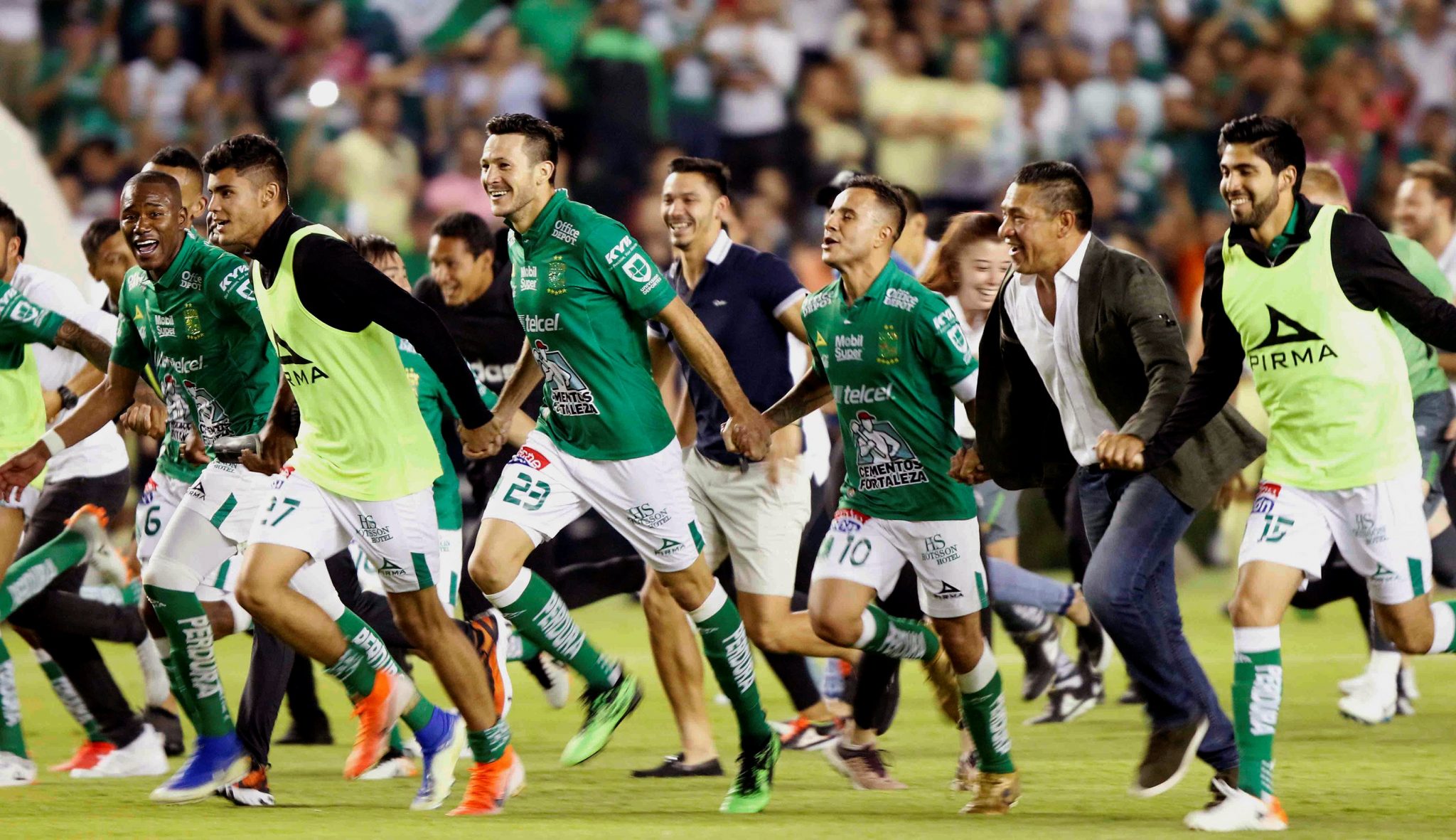 01. El campeón América vence al León, que aún así pasa a la final El