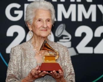 <strong>Cantante de 95 años gana premio en los Grammy Latinos</strong>