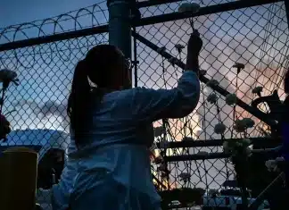 Denuncian abusos graves contra migrantes en prisión de Florida operada por ICE