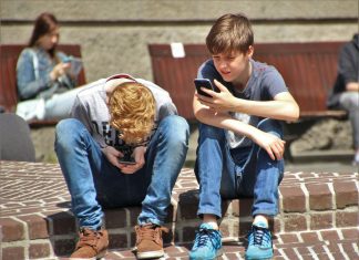 Australia prohíbe redes sociales para menores de edad